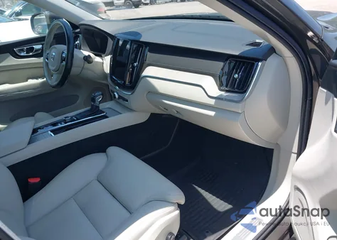 2018 Volvo Xc60 T6 Inscription z USA, uszkodzony, nr VIN YV4A22RL1J1010293